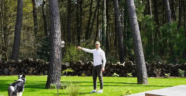 photo  jonathan houdu dans son jardin.  &copy;  co 