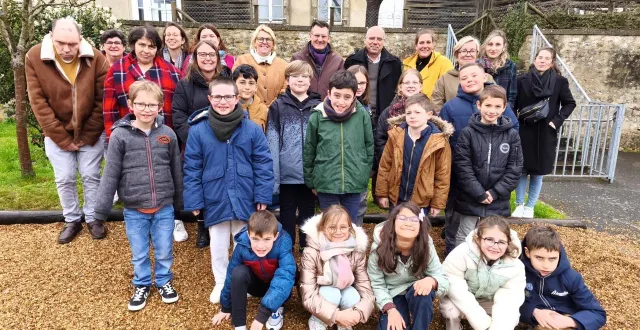 photo  les élèves de ce2 et cm1 très heureux d’avoir présenté leur projet class’climat aux élus locaux et à trois résidents du foyer de vie anaïs.   &copy;  le maine libre 