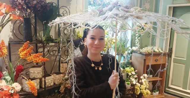 photo  julie derouet, 17 ans, originaire d’alençon (orne), est en deuxième année de cap fleuriste à la mfr de pré-en-pail-saint-samson (mayenne) et apprentie dans l’enseigne au petit jardinier située au 70, rue du mans, dans le quartier de montsort, de la ville-préfecture de l’orne.  &copy;  ouest-france 