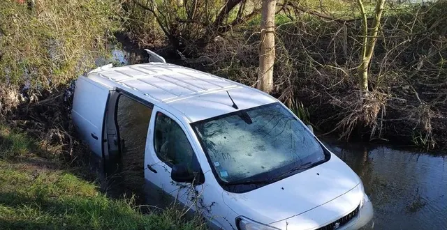 photo  les sapeurs-pompiers se sont déplacés mais le propriétaire du véhicule était rentré chez lui.  &copy;  gendarmerie des deux-sèvres 