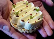 photo  une association chocolat blanc camembert : le dessert proposé par lucas renault, candidat à top chef. 