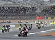 photo  le départ de l’édition 2025 des 24 heures motos, avec le pilot du sert gregg black en tête. 