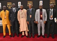 photo  le secrétaire général de la fédération sénégalaise abdoulaye sow (deuxième en partant de la gauche), aux côtés de pape thiaw, sélectionneur et d’autres représentants du sénégal lors du tirage au sort de la coupe du monde à washington, le 5 décembre 2025. 