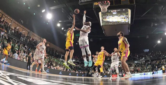 photo  à la toute fin de la première prolongation, radshad davis réalise un contre monstrueux sur mathis keïta.  &copy;  guillaume marie 