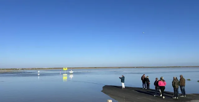 photo  en 2025, quelques visiteurs ont profité des grandes marées pour observer la route submersible de bricqueville-sur-mer, dans la manche, se recouvrir d’eau.  &copy;  ouest-france 