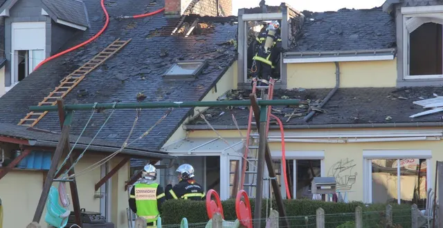 photo  au plus fort de l’intervention, 35 sapeurs-pompiers ont été mobilisés pour venir à bout d’un incendie qui a touché plusieurs habitations à sainte-jamme-sur-sarthe.  &copy;  ouest-france 