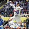 photo le français ludovic fabregas en action lors du match du championnat d’europe de handball masculin 2026 entre l’ukraine et la france à baerum, en norvège, le 17 janvier 2026.