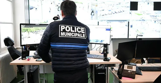 photo  le maire sortant ne souhaite pas créer de police municipale à trélazé.  &copy;  illustration co - josselin clair 