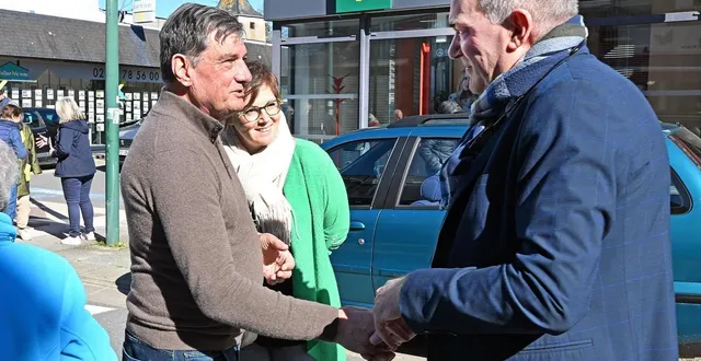 photo  ils se connaissent depuis tout petit. jean-luc guihal (à gauche) est arrivé en tête lors du premier tour des élections municipales, face au maire sortant laurent robin (à droite).  &copy;  jérôme fouquet/ouest-france 