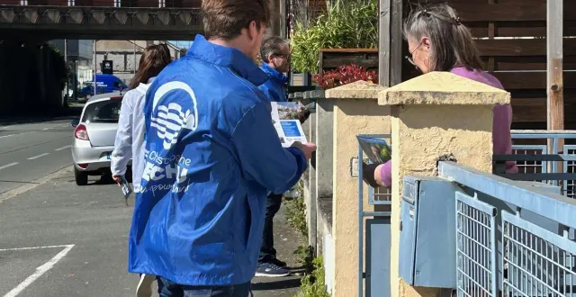 photo  angers, mercredi 18 mars 2026. une équipe de la liste « angers pour vous » (christophe béchu) a fait du porte-à-porte aux justices.  &copy;  co 