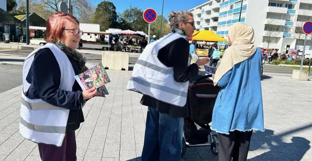 photo  angers, mercredi 18 mars 2026. une équipe de la liste « demain angers » (romain laveau) a tracté place de l’europe à monplaisir.  &copy;  co 