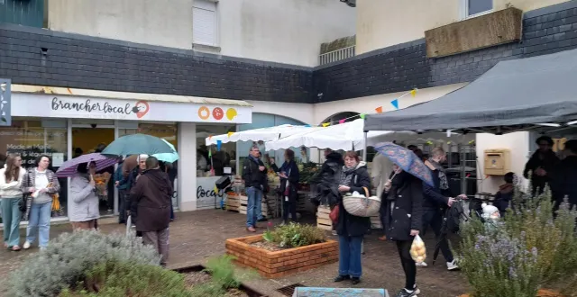 photo  l’inauguration du nouveau local de branché local, situé au centre commercial de l’adezière, 8, place schwalbach, a été l’occasion d’un marché de producteurs.  &copy;  ouest-france. 