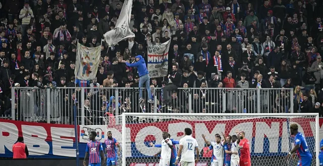 photo  le mnk96 derrière le but d’anthony mandrea lors du match entre le sm caen et châteauroux, le 6 mars 2026.   &copy;  martin roche / ouest-france 