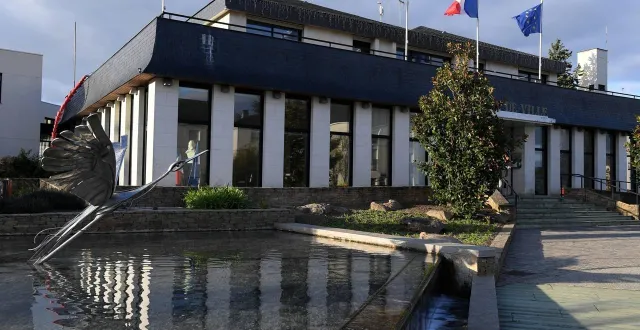 photo  trois listes sont encore en lice pour le second tour des élections municipales à avrillé ce dimanche 22 mars 2026.  &copy;  co - josselin clair 