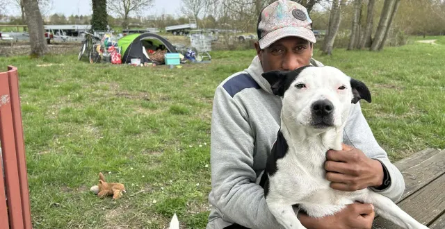 photo  kévin bernaudeau et sa chienne urcia vivent depuis juillet 2025 près de la zone commerciale de la mude à bessines, aux portes de niort.  &copy;  co – jordan guérin-morin 