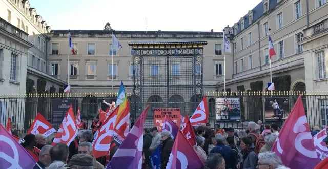 photo  environ 140 personnes se sont rassemblées devant la préfecture d’angers (maine-et-loire) pour protester contre la montée du racisme et des conflits internationaux.  &copy;  ouest-france 