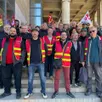 photo  à l’appel de la cgt, une cinquantaine de cheminots se sont réunis devant la cité judiciaire du mans (sarthe) pour soutenir leurs collègues, qui comparaissaient devant les prud’hommes, ce mercredi 18 mars 2026. 