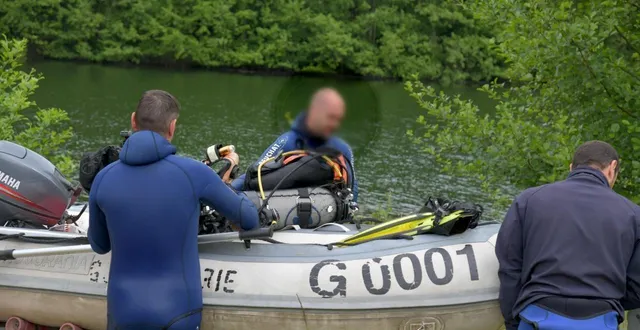 photo  cinq gendarmes plongeurs de la brigade nautique de nantes ont passé la journée à sonder l’huisne.  &copy;  illustration le courrier de l’ouest - marie delage 