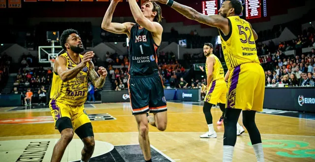 photo  bastien grasshoff, en forme ce mercredi soir (17 points), a contribué à la large victoire du msb contre holon.  &copy;  le maine libre - yvon loué 