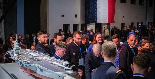 photo  des marins et des futurs marins rêvent de servir à bord du france libre et posent devant sa maquette.  &copy;  simon torlotin / ouest-france 