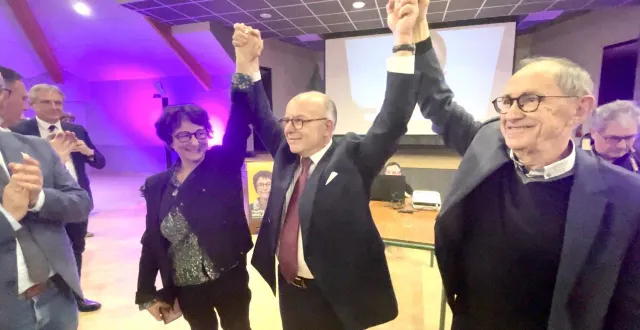 photo  bernard cazeneuve, entre nadine grelet-certenais et guy-michel chauveau.  &copy;  le maine libre 