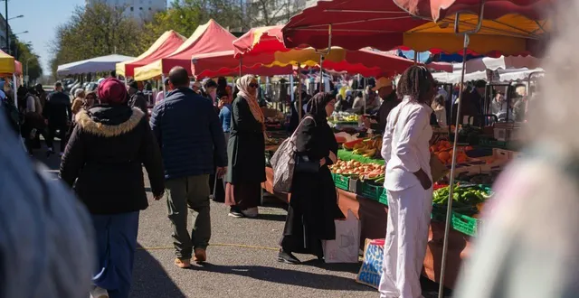 photo  au marché de bellevue, les clients que nous avons questionnés s’inquiètent de voir que la ville pourrait basculer à droite.  &copy;  simon torlotin / ouest-france 