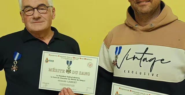 photo  gérard lebert, le trésorier et thomas papin, le président ont reçu la croix de chevalier du mérite du sang.  &copy;  ouest-france 