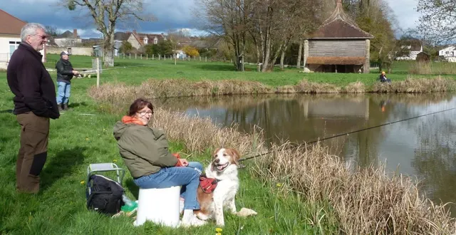 photo  venu du village d’à côté, ce couple profite d’une journée ensoleillée.  &copy;  ouest-france 