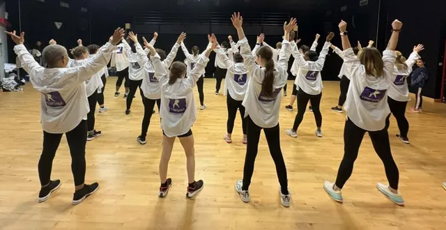 photo  vingt-cinq femmes de l’association form’dance se préparent à livrer leur prestation samedi, lors du match msb-boulazac.  &copy;  ouest-france. 