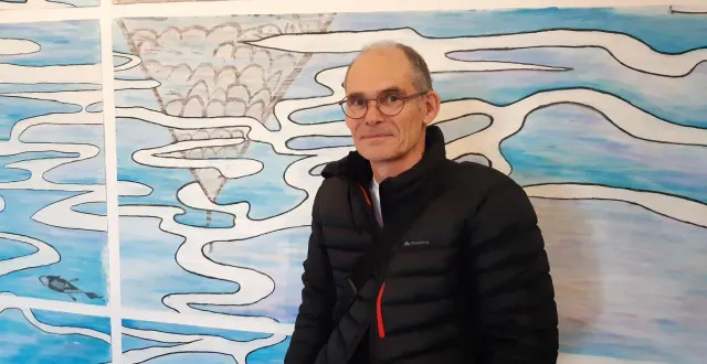 photo  hervé priou, professeur d’arts plastiques au collège anjou-bretagne, a été élevé au grade de chevalier des palmes académiques.  &copy;  ouest-france 