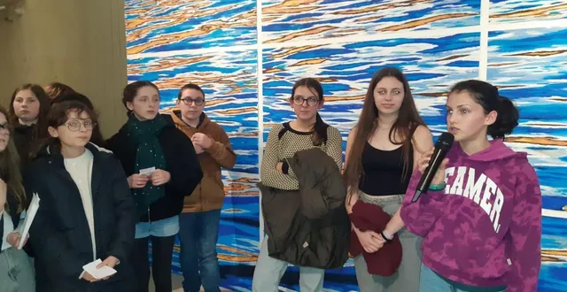 photo  au vernissage de leur exposition à l’abbaye de saint-florent-le-vieil, des jeunes expliquent le sens de leurs créations artistiques menées dans le cadre du dispositif “en miroir de...”.  &copy;  ouest-france 