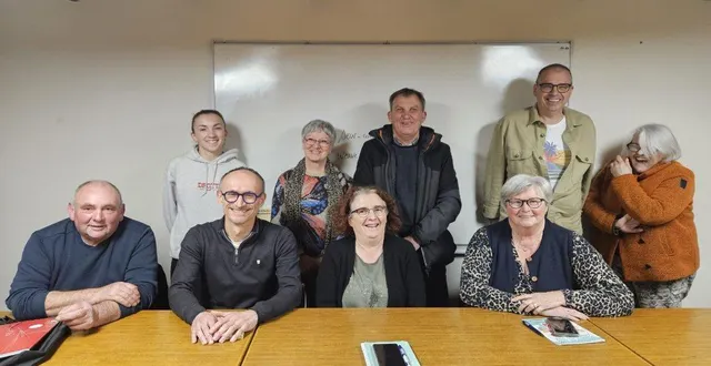 photo  la présidente (au centre au premier rang) entouré de la secrétaire régine clouet  (à droite) et du trésorier didier belouin (à sa gauche).  &copy;  ouest-france 
