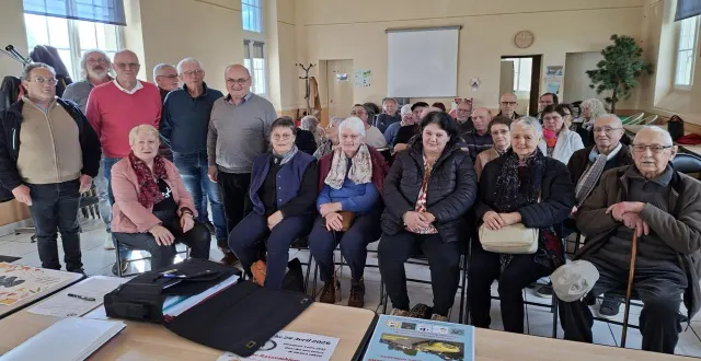 photo  les adhérents du club auto avec les membres du ca, debout à gauche dont le président jean-paul jeanneau, à droite  &copy;  co 