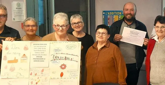 photo  quelques membres de l’association avec le président noël cosnard (à gauche), marc sylvestre (à droite) de l’union départementale, michel boutet, un des récipiendaires, et les dessins de l’école primaire de saint-georges-des-gardes.  &copy;  ads chemillé 