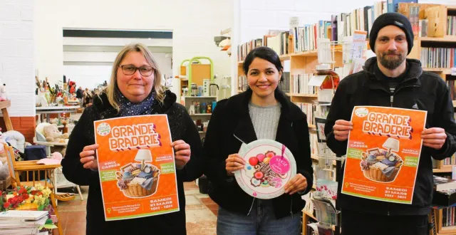 photo  de gauche à droite, karine, wendy et florian invitent les chineurs à la braderie de ce samedi.  &copy;  le maine libre 