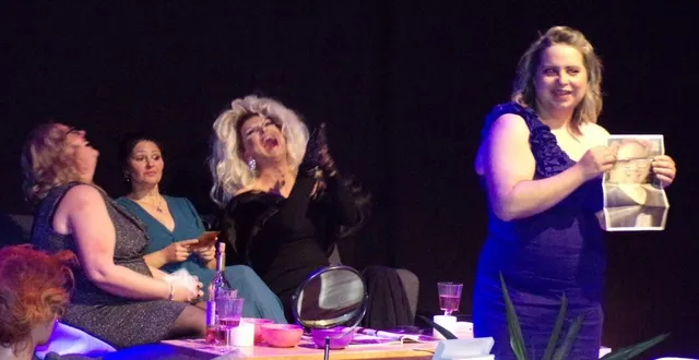 photo  trois divas et une drag-queen ont proposé une création unique mêlant théâtre, chant lyrique et humour.  &copy;  le maine libre 