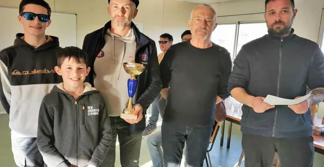 photo  les lauréats et maxence ferrand à l’issue de la régate dimanche à la salle caravelle du club nautique du val de sarthe à la gèmerie.  &copy;  le maine libre 