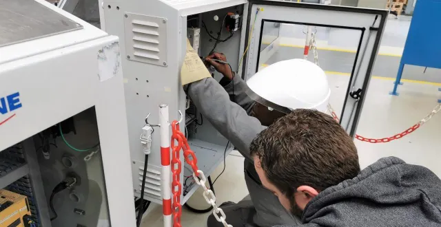 photo  fatoumata est concentrée, sous l’œil d’un juré, salarié de la filière dans une entreprise de la sarthe, elle tente de résoudre une panne.  &copy;  le maine libre 