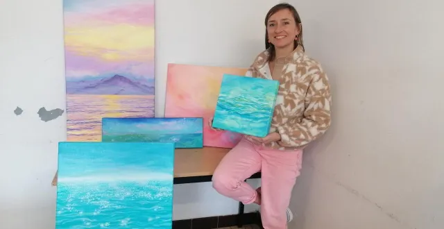 photo  tiphanie fiévet prépare son exposition sur le thème de l’eau sous toutes ses formes, toujours avec des couleurs tendres.  &copy;  co 