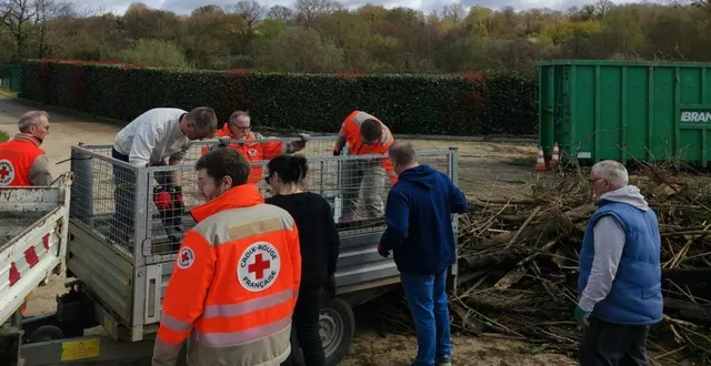 photo  des élus, des bénévoles et la croix-rouge ont apporté leur aide aux sinistrés de la bérodière  &copy;  co 