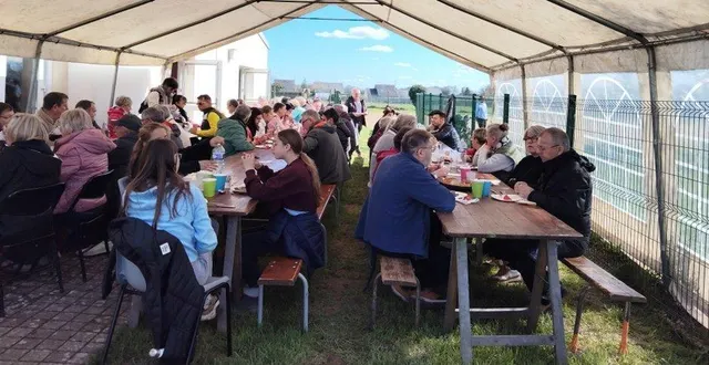 photo  500 repas ont été servis sous un chapiteau à l’issue de la randonnée, sous un soleil rayonnant.  &copy;  co 