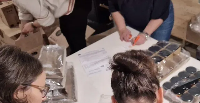 photo  des membres et bénévoles de l’ape préparant des commandes lors d’une précédente activité de l’association.  &copy;  co 