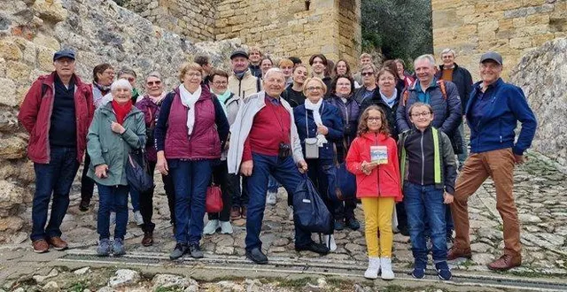 photo  le groupe devant monterigioni, ville fortifiée de toscane.  &copy;  doc. remis 