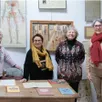 photo les membres de l’association du patrimoine de grez-neuville : de gauche à droite, martine le golvan, chantal dublé, marie-claire braud et martine dutasta, lors de l’expo photos sur l’école.