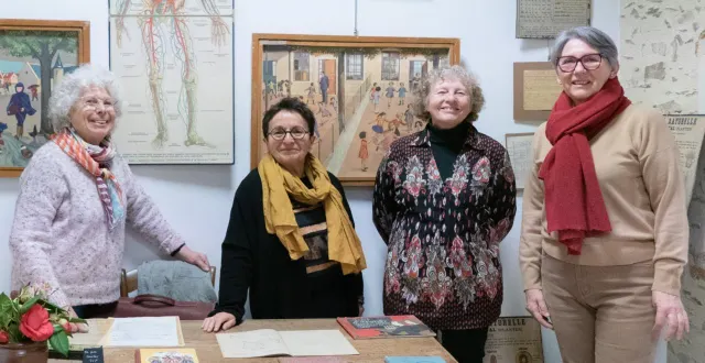 photo  les membres de l’association du patrimoine de grez-neuville : de gauche à droite, martine le golvan, chantal dublé, marie-claire braud et martine dutasta, lors de l’expo photos sur l’école.  &copy;  co 