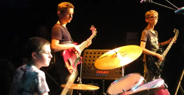 photo  des jeunes musiciens à la guitare  &copy;  maison de la musique 