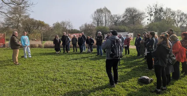 photo  le vernissage a attiré une trentaine de personnes à l’île moulinsart.  &copy;  le maine libre 