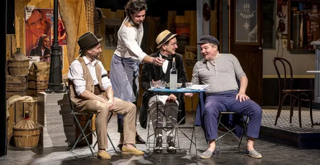 photo  au bar de la marine, une galerie de personnages truculents.  &copy;  thierry tevatea 