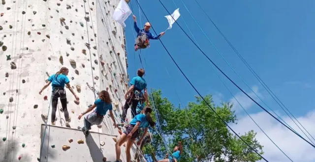 photo  l’ancien château d’eau de la chapelle-du-bois est, depuis vingt-six ans, le terrain de jeu des passionnés de grimpe.  &copy;  club d’escalade de la chapelle-du-bois 