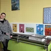 photo noémie bobet à la cantine de tuffé, devant les bacs de tri sélectifs mis en place pour les enfants.